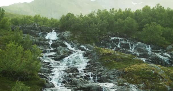 Bela Cachoeira Encosta Íngreme Montanha Rochosa Magnífica Paisagem Dos Fiordes — Vídeo de Stock