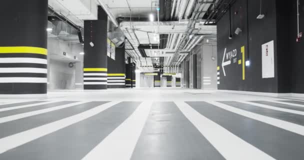 Moderne Tiefgarage Mit Weißem Sauberem Boden Leere Räume Büro Oder — Stockvideo