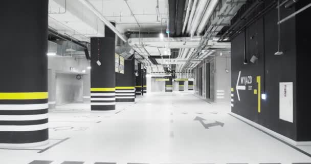 Сучасний Підземний Паркінг Білою Чистою Підлогою Порожні Місця Офісному Або — стокове відео