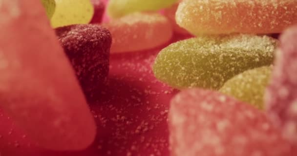 Καραμέλες Και Γλυκιά Μαρμελάδα Ζάχαρη Πολύχρωμα Ροζ Φόντο Πολύχρωμα Γλυκά — Αρχείο Βίντεο