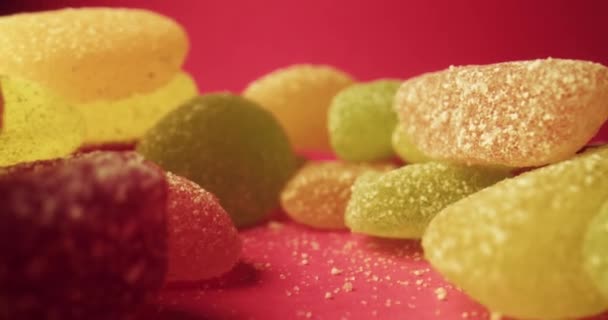 Cukierki Słodkie Galaretki Cukrowe Wielokolorowe Różowym Tle Kolorowe Słodycze Pyszne — Wideo stockowe