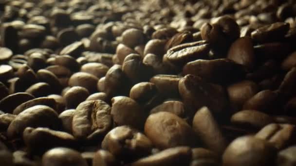 Закрыть Семена Кофе Быстрое Движение Камеры Над Жареными Кофейными Зёрнами — стоковое видео