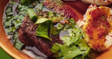 Yumurtalı, biftekli, havuçlu ve yeşil arka planda frenk soğanlı ev yapımı miso Ramen eriştesi. Japon mutfağı. Görünümü kapat, döndür.