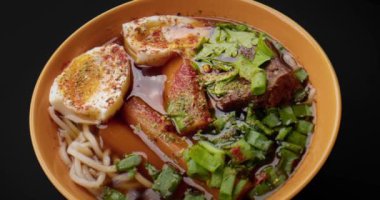 Ev yapımı miso Ramen Asya eriştesi yumurta, biftek, havuç ve koyu arkaplanda soğan. Japon mutfağı.. 