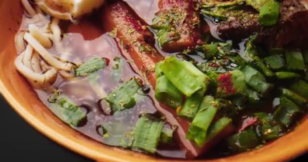 Miso Caseiro Ramen Macarrão Asiático Com Ovo Carne Bovina Cenoura — Vídeo de Stock