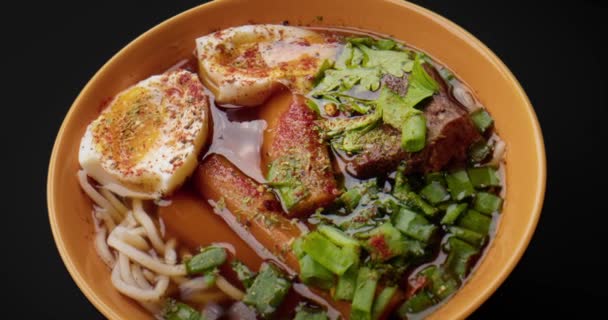 Yapımı Miso Ramen Asya Eriştesi Yumurta Biftek Havuç Koyu Arkaplanda — Stok video