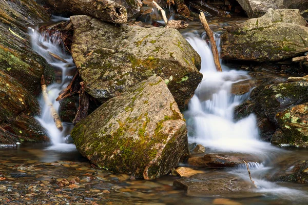 Wildwasser am Radweg — Stockfoto