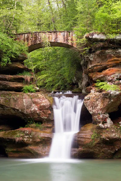 Old Man 's Cave Waterfall and Bridge — стоковое фото