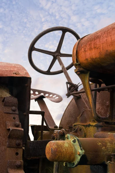 Vecchio trattore arrugginito — Foto Stock