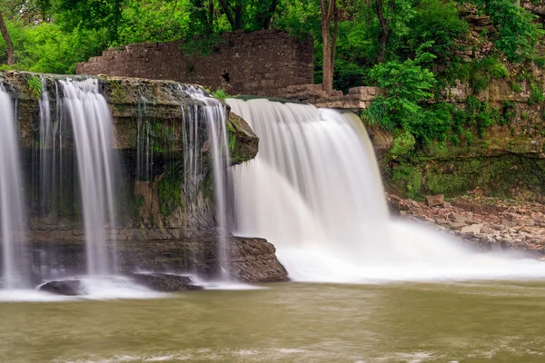 Cataratas superiores y ruinas del molino — Foto de Stock