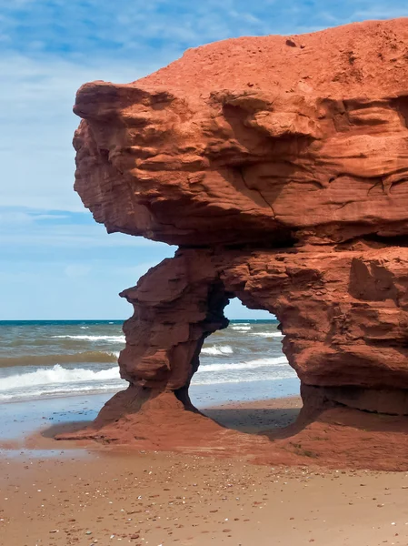 Arco de piedra arenisca roja vista al mar —  Fotos de Stock