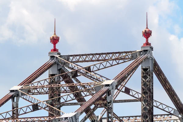 Alte Kantelebrücke mit roten Kreuzblumen — Stockfoto