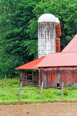 Beyaz silo ve kırmızı ambar