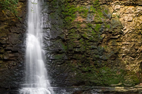 Wasserfall und Felswand — Stockfoto