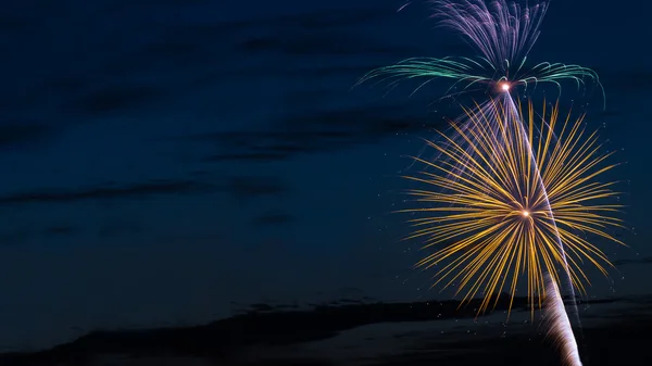 Vuurwerk met tekst-vriendelijke ruimte — Stockfoto