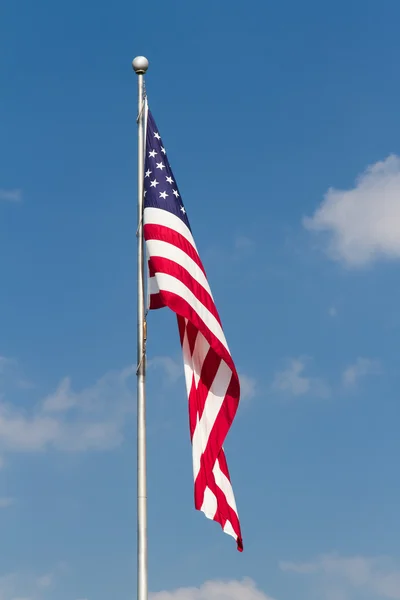 Bandera de Estados Unidos en el Polo con Cielo Azul — Foto de Stock