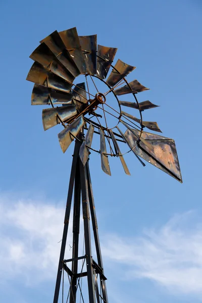 Rustieke windmolen met blauwe bewolkte hemel — Stockfoto