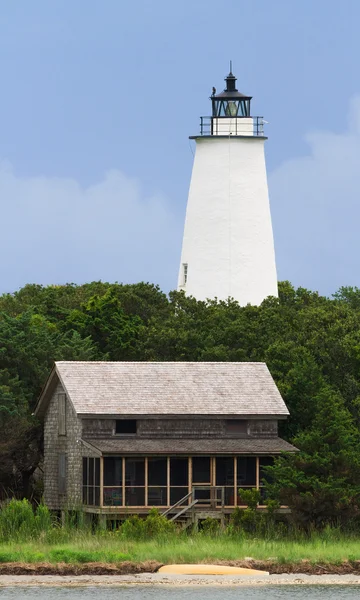 Ocracoke licht en strand huis — Stockfoto