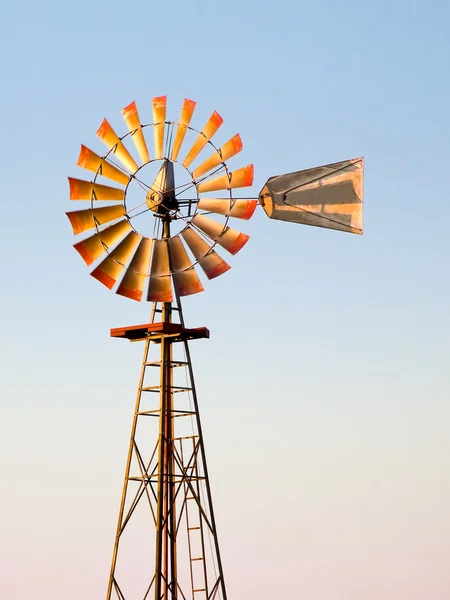 Větrný mlýn na slunci — Stock fotografie