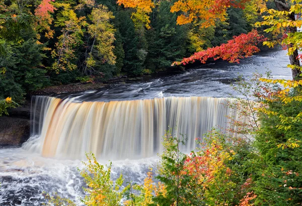Michigans Tahquamenon fällt im Herbst lizenzfreie Stockbilder