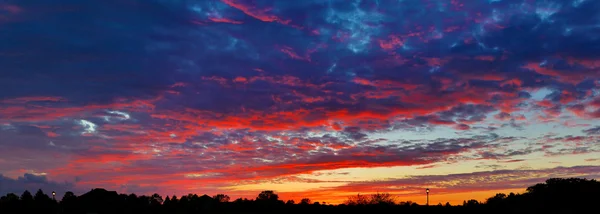 Velkolepé příměstské západu slunce obloha — Stock fotografie