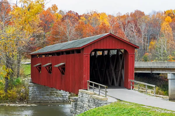 Pont couvert de cataracte et feuillage d'automne — Photo