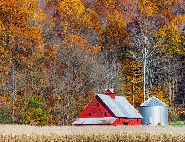 Herfst rood schuur en heuvel — Stockfoto