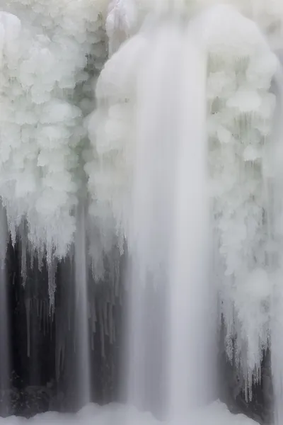 Hielo cayendo agua — Foto de Stock