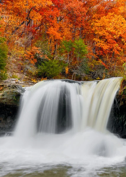 Cachoeira de outono — Fotografia de Stock