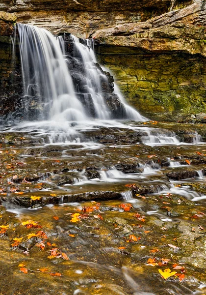 秋の渓谷の滝 — ストック写真