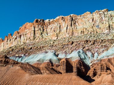 renk olan kayalıklarla