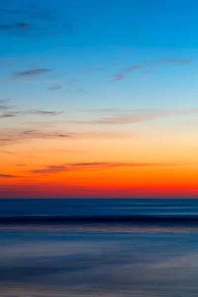 Ранним утром океан — стоковое фото