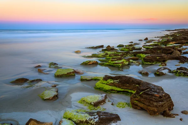 Coquina kő beach napnyugtakor — Stock Fotó