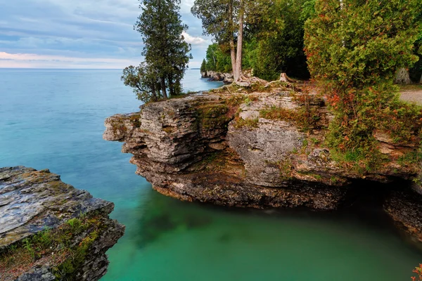 Rocky Cliffs at Cave Point — Stock Photo, Image