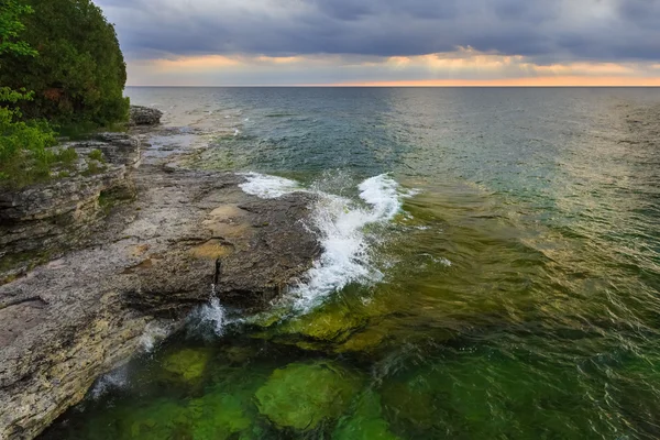 Lever de soleil sur le littoral rocheux — Photo