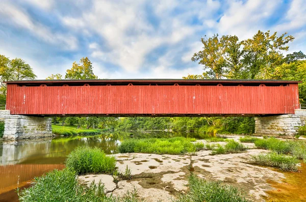 Mill creek üzerinde katarakt kapalı köprü — Stok fotoğraf