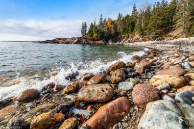 Little Hunters Beach, Acadia Ulusal Parkı 'ndaki Park Loop Yolu' nun hemen dışındaki küçük bir koyda gözlerden uzak bir parke taşı plajı. Doğu Maine 'deki Çöl Adası.