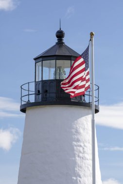 Amerika Birleşik Devletleri bayrağı, Bristol yakınlarındaki Doğu Maine 'in Atlantik kıyısındaki Pemaquid Point Deniz Feneri' nde vatansever ve gururlu bir şekilde dalgalanıyor..