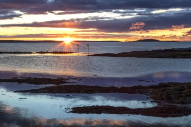 Yağmurlu bir bahar gününde, Yukarı Şelale 'nin kumtaşı kayalıklarından akan su, Logan, Ohio yakınlarındaki Hocking Hills Eyalet Parkı' nda bulunan güzel bir şelaledir..