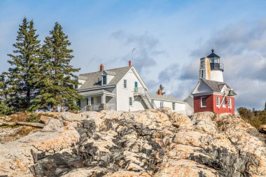 Pemaquid Point Deniz feneri Bristol, Lincoln County, Maine yakınlarındaki kayalık Atlantik Okyanusu kıyısında yer alır..