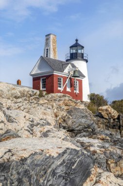 Tarihi Pemaquid Point Deniz feneri ve kırmızı sis işareti çan evi Bristol, Maine 'deki Atlantik Okyanusu' nun üzerinde güzel bir granit sahil üzerinde oturmaktadır..