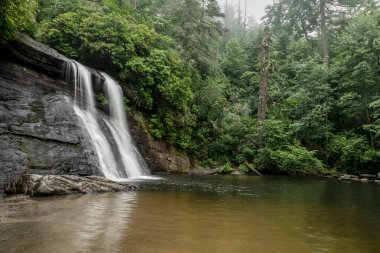 Kuzey Carolina dağlarındaki kasiyer kasabası yakınlarındaki Nantahala Ulusal Ormanı 'nda güzel bir şelale olan Silver Run Falls üssündeki bir yüzme çukuruna daldı..
