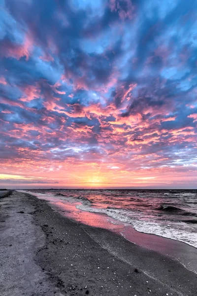 Gentle Waves Break Dawn Dramatic Colorful Sunrise Sky Reflects Wet — Stock Photo, Image