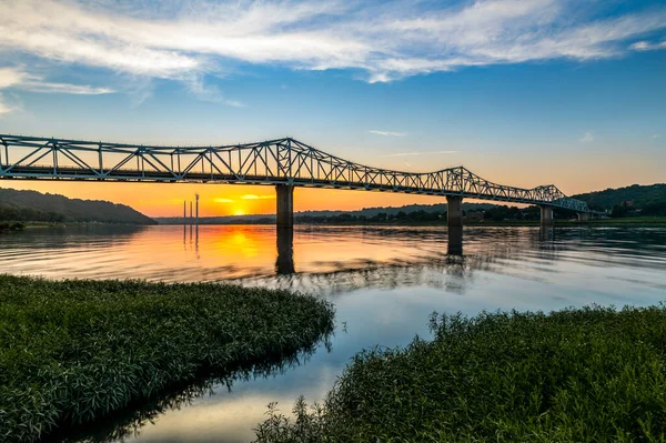 Sunset Silhouettes Ohio River Bridge Connecting Milton Kentucky Madison Indiana — Stok fotoğraf
