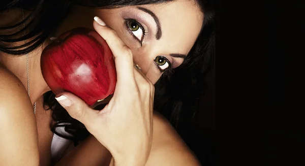 リンゴを持つ若い女性の肖像画 — ストック写真
