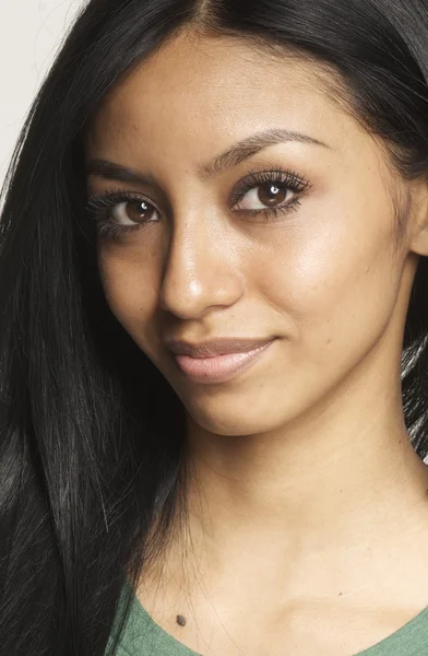 Porträt einer attraktiven jungen multiethnischen Frau. — Stockfoto