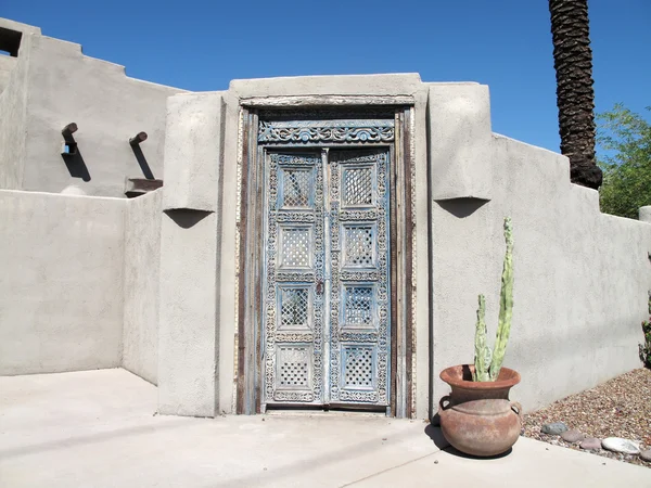 Schöne Tür auf Gebäude im pueblo-Stil — Stockfoto