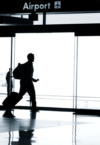 Silhueta de homem no terminal do aeroporto — Fotografia de Stock