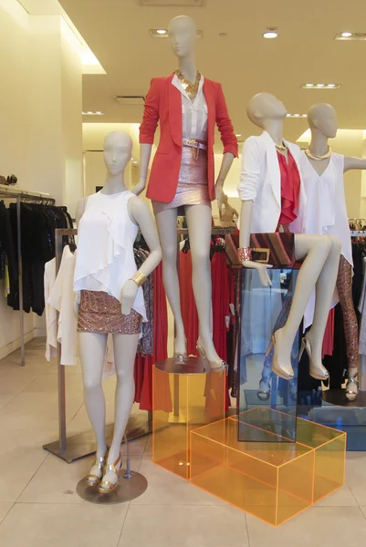 Fashion mannequins in window — Stock Photo, Image