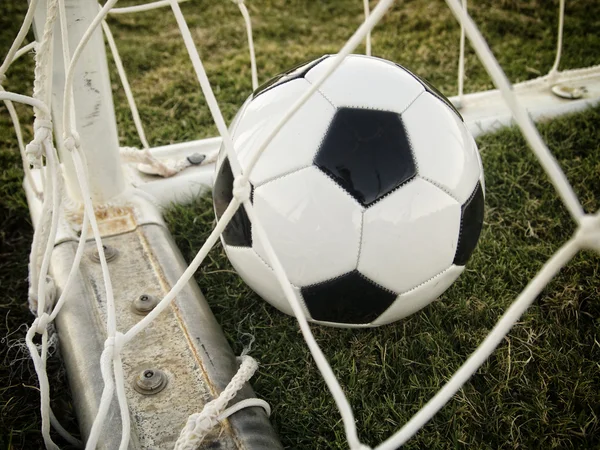 Objectivo. Futebol na parte de trás da rede — Fotografia de Stock